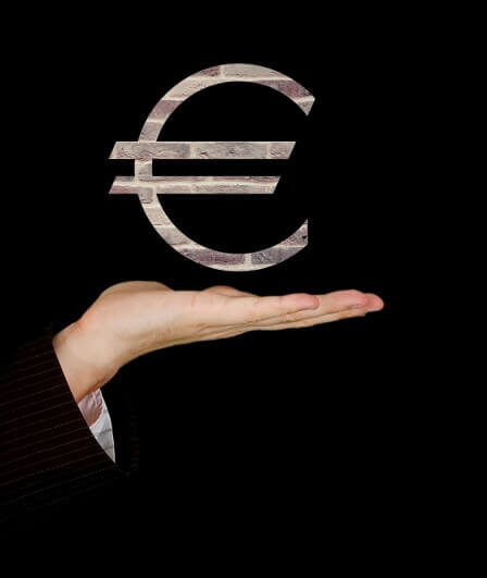 mano-sotto-simbolo-euro-su-sfondo-nero
