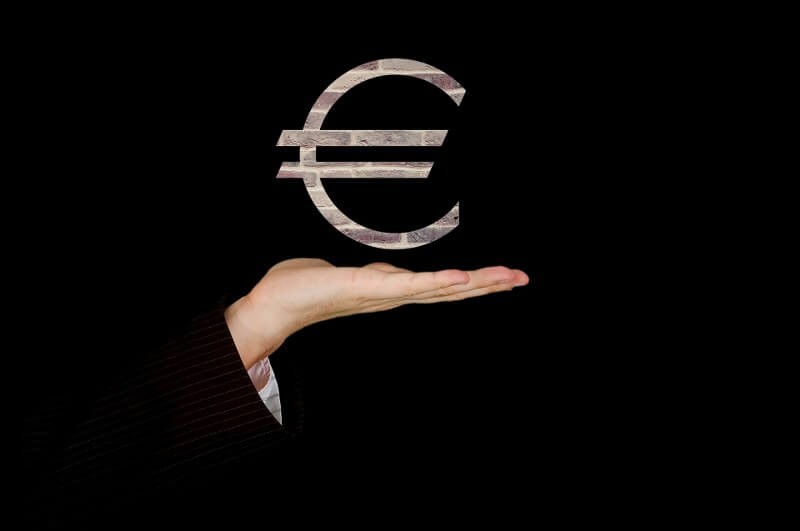 mano-sotto-simbolo-euro-su-sfondo-nero