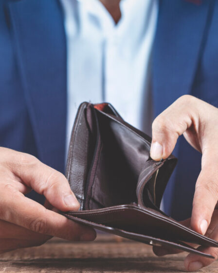 mani-uomo-con-portafoglio-vuoto