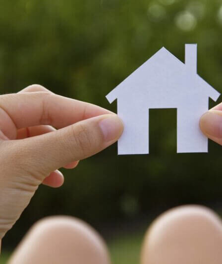 mani-sorreggono-cass-di-carta